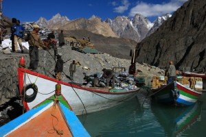 Überfluteter Karakorum-  Highway vor Karimabad